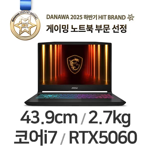 노트북과 작업 도구가 놓인 데스크 환경