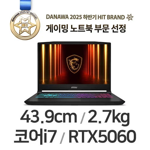 노트북과 충전기가 놓인 작업 환경