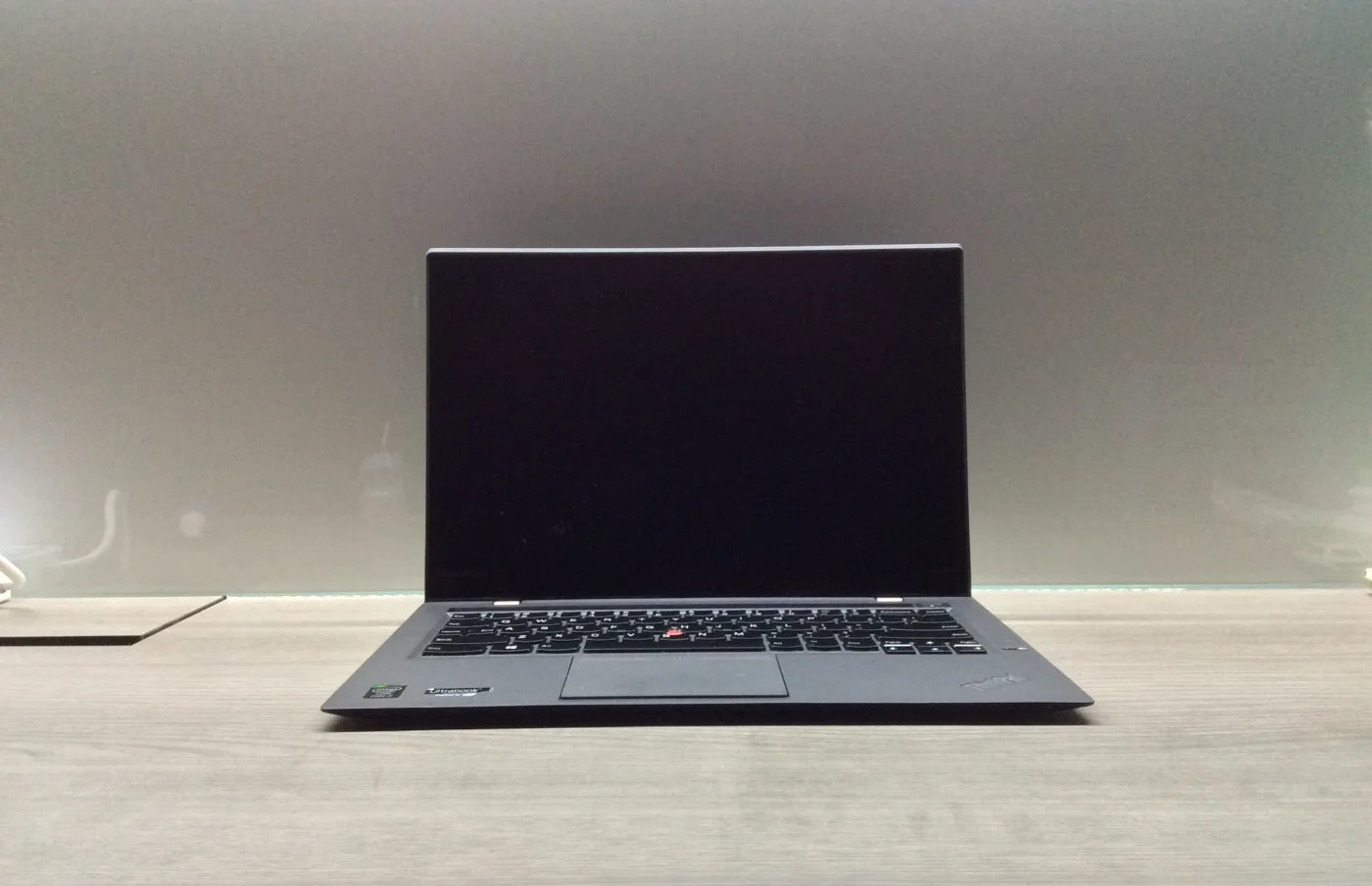 Lenovo ThinkPad X1 Carbon 제품 전면 사진