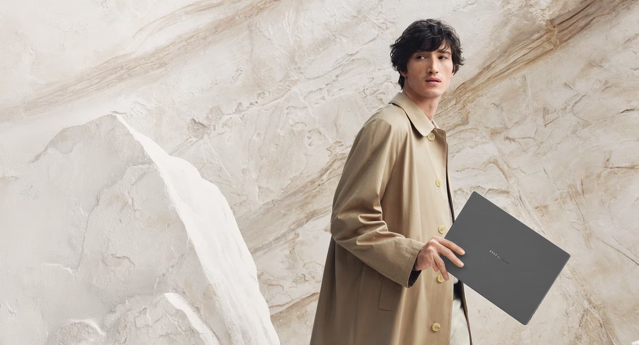 ASUS Zenbook A14를 들고 이동하는 장면