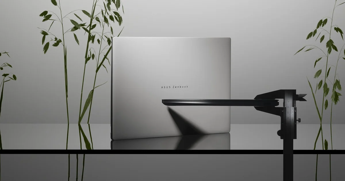 ASUS Zenbook S 14를 책상 위에서 보여주는 히어로 이미지