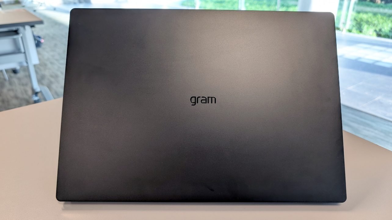 LG gram Pro AI 16 히어로 이미지