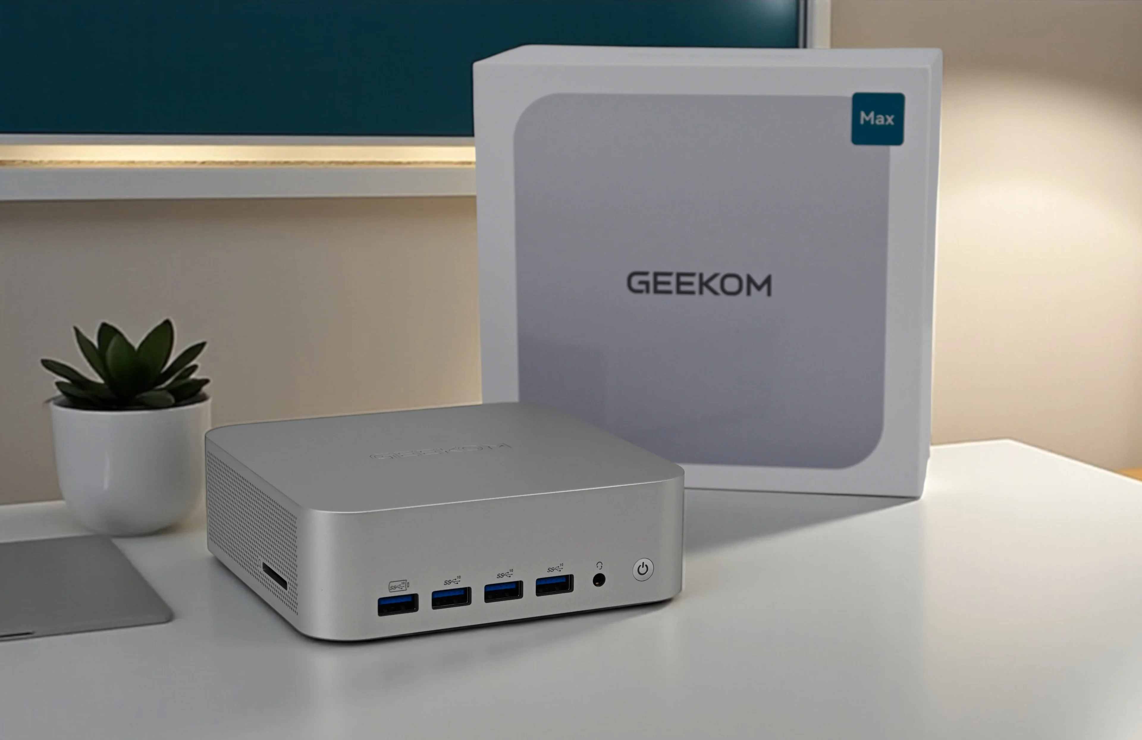 GEEKOM A9 Max 실제 제품 전면과 패키지 사진
